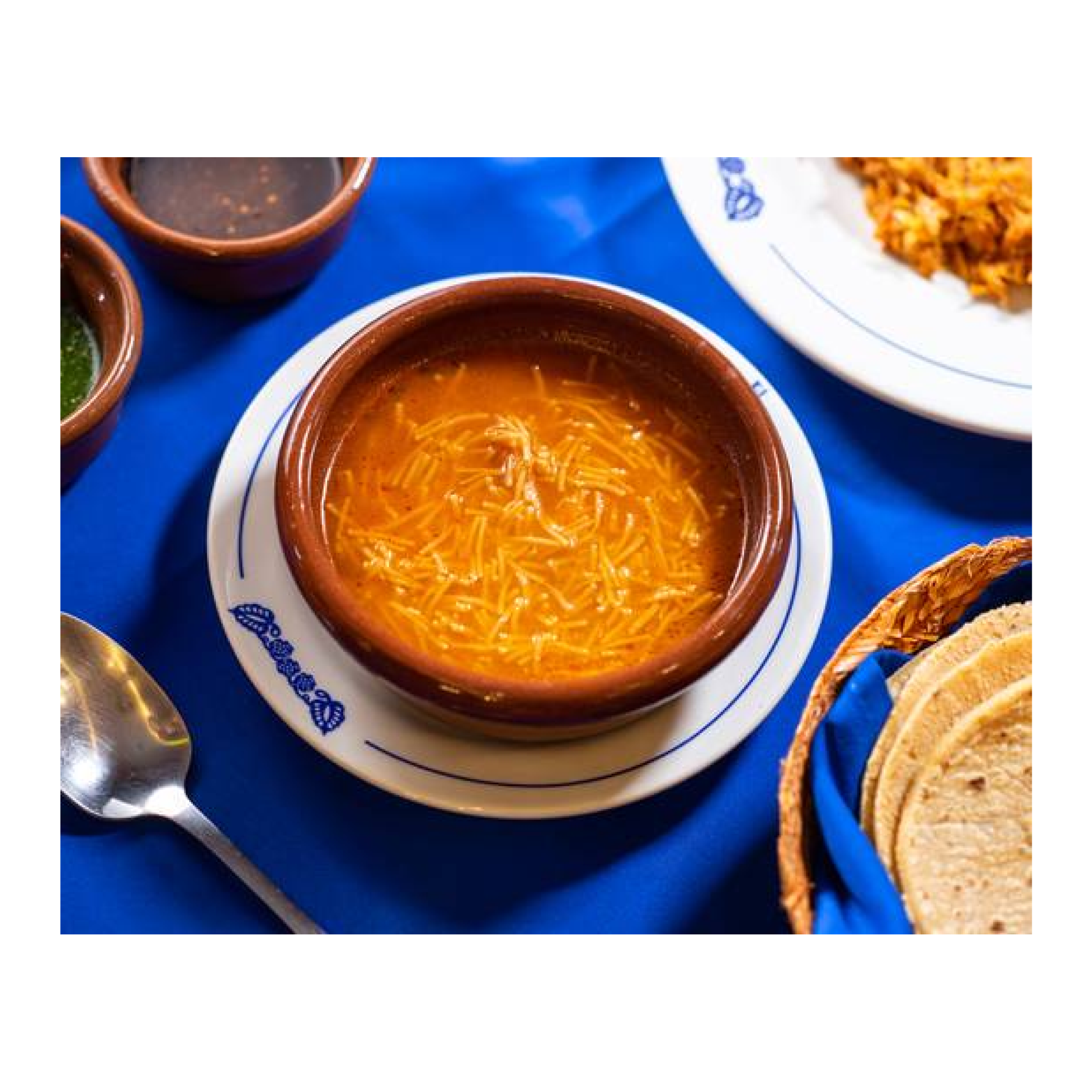Sopa de fideo caldosa