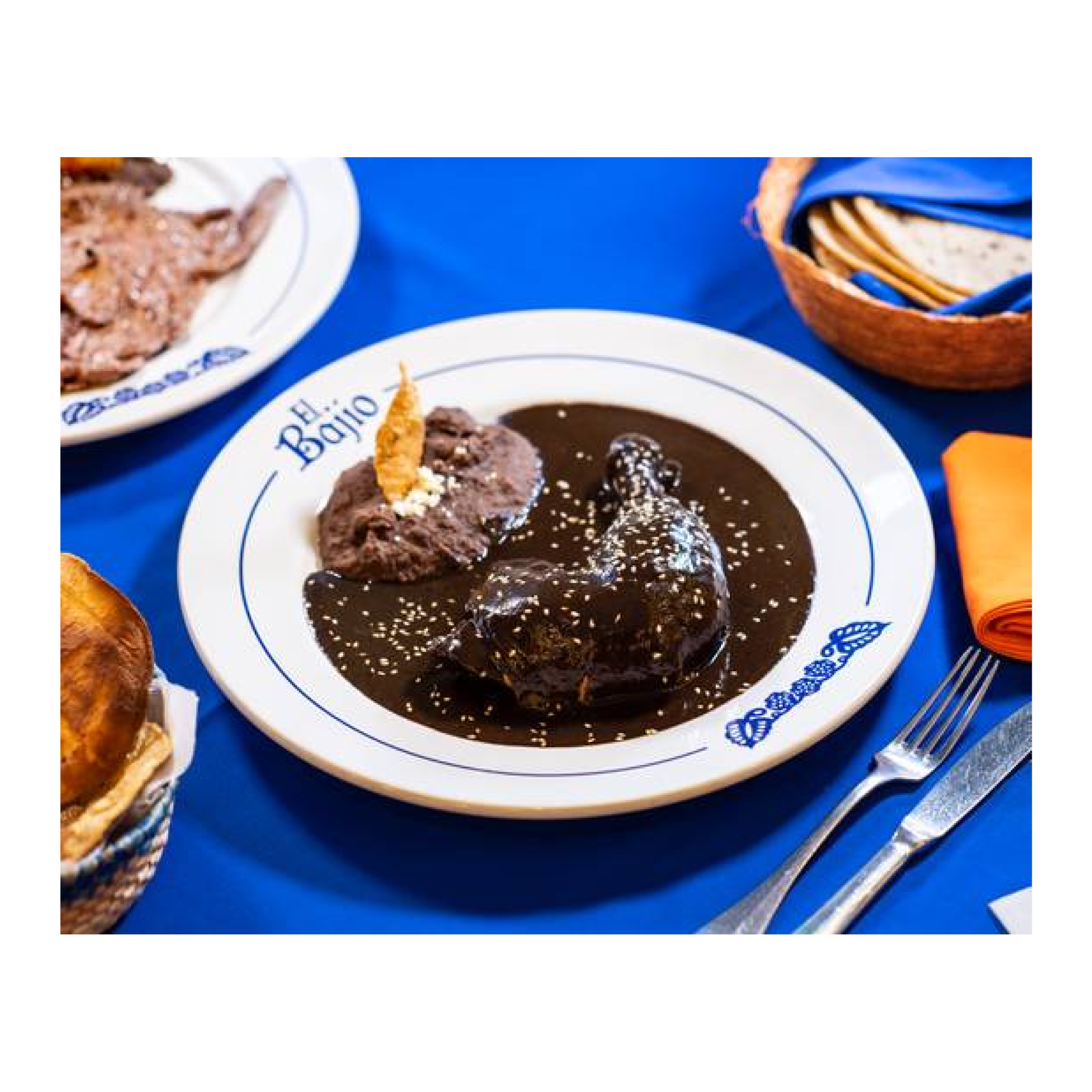 Pechuga de pollo con mole hecho en casa