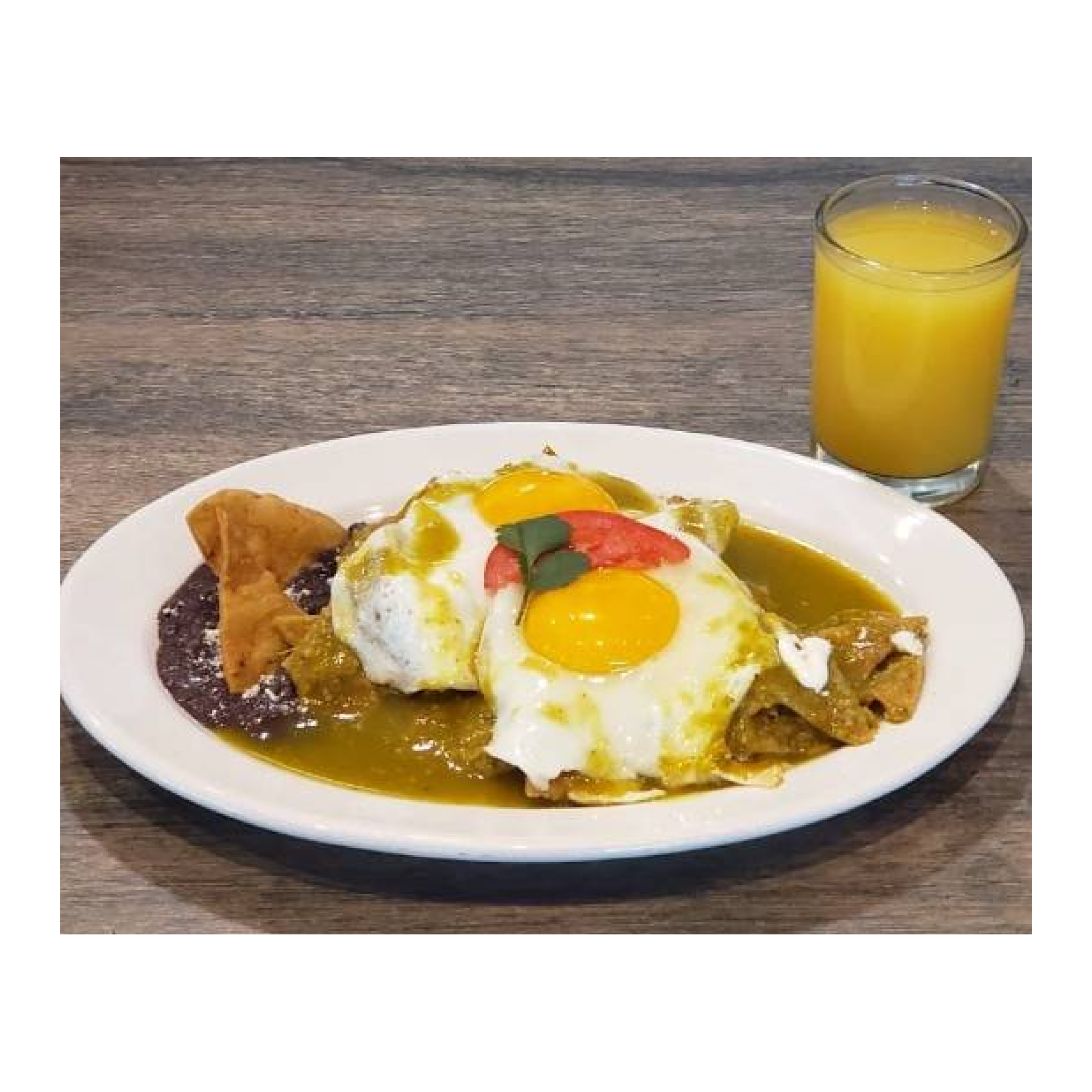 Chilaquiles rojos con huevo